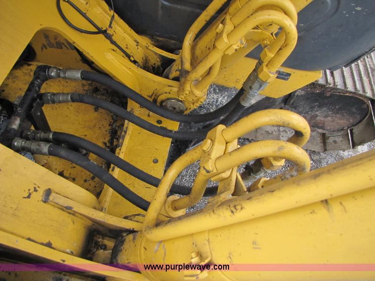 image for item B2066 2002 John Deere 200C LC excavator