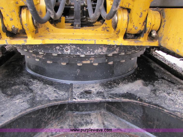 image for item B2066 2002 John Deere 200C LC excavator