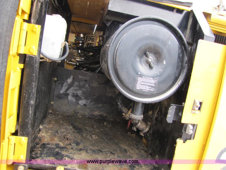 image for item B2066 2002 John Deere 200C LC excavator