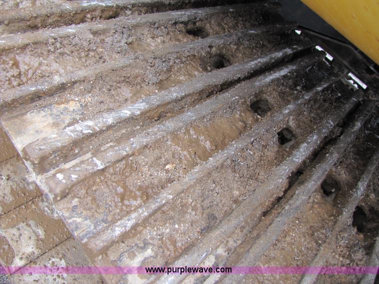 image for item B2066 2002 John Deere 200C LC excavator