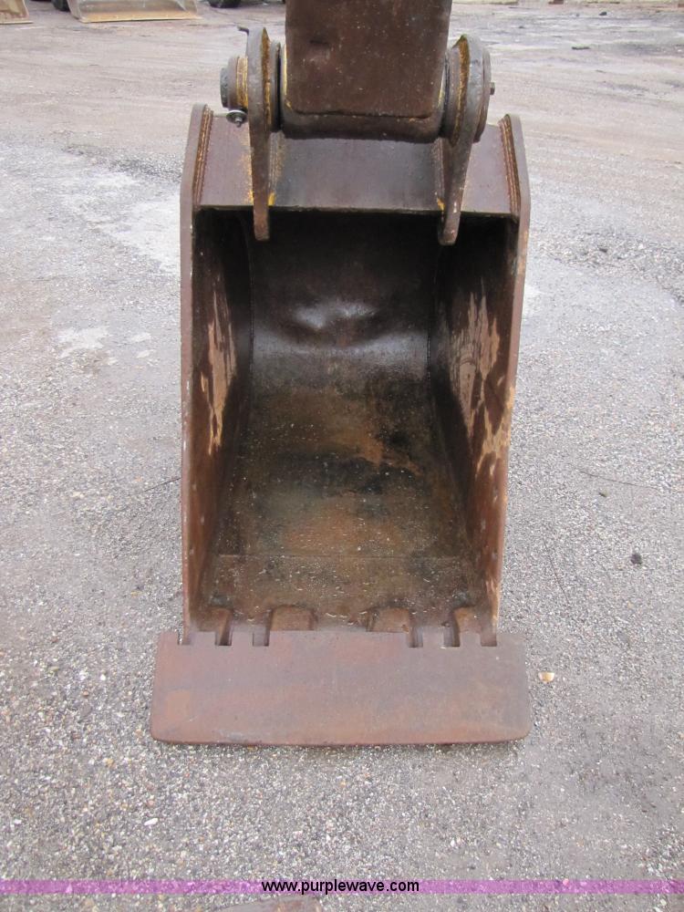 image for item B2066 2002 John Deere 200C LC excavator