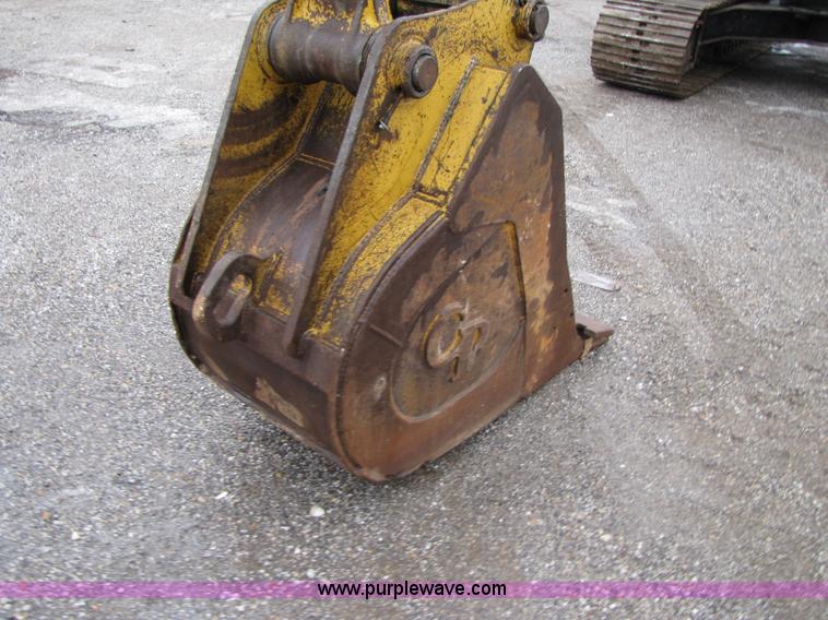 image for item B2066 2002 John Deere 200C LC excavator