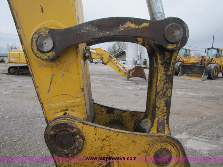 image for item B2066 2002 John Deere 200C LC excavator