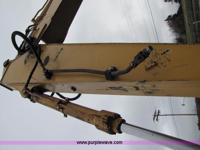 image for item B2066 2002 John Deere 200C LC excavator