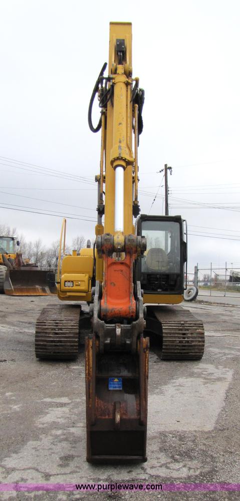 image for item B2067 2002 John Deere 200C LC excavator