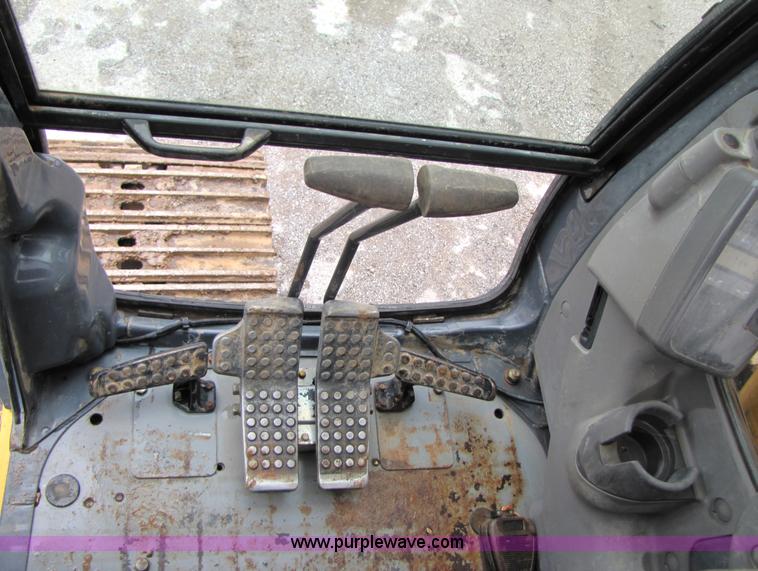 image for item B2067 2002 John Deere 200C LC excavator