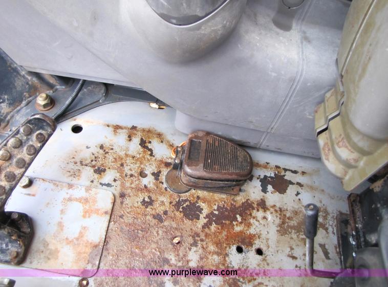 image for item B2067 2002 John Deere 200C LC excavator