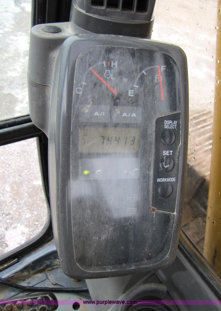 image for item B2067 2002 John Deere 200C LC excavator