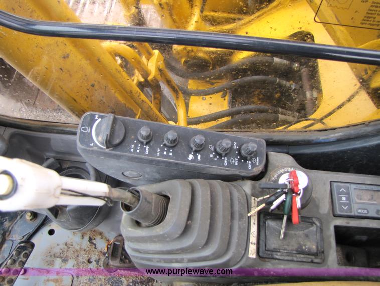image for item B2067 2002 John Deere 200C LC excavator