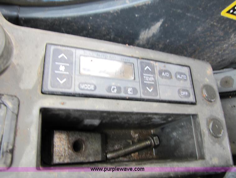 image for item B2067 2002 John Deere 200C LC excavator