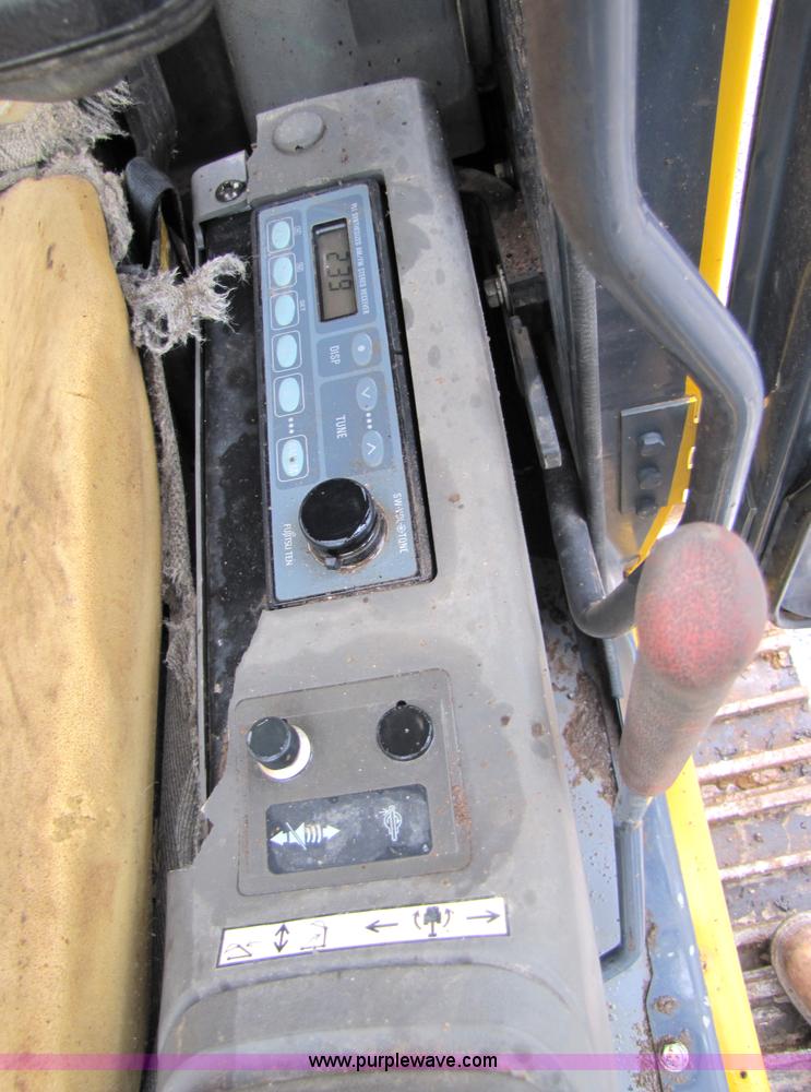 image for item B2067 2002 John Deere 200C LC excavator