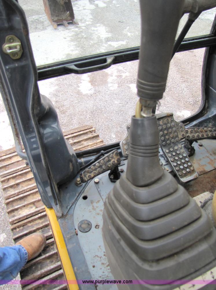 image for item B2067 2002 John Deere 200C LC excavator