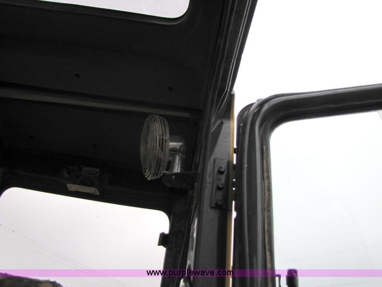 image for item B2067 2002 John Deere 200C LC excavator