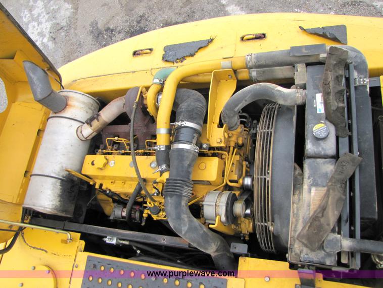 image for item B2067 2002 John Deere 200C LC excavator