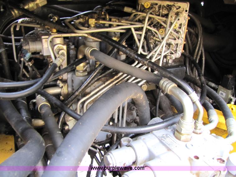 image for item B2067 2002 John Deere 200C LC excavator