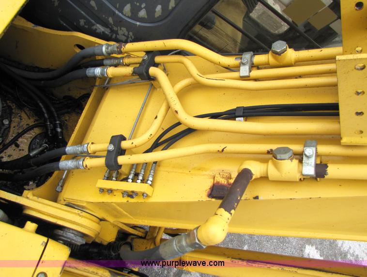 image for item B2067 2002 John Deere 200C LC excavator