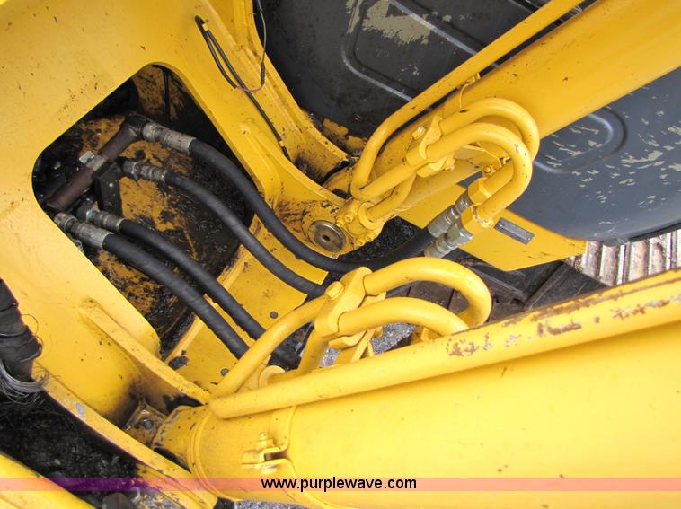 image for item B2067 2002 John Deere 200C LC excavator
