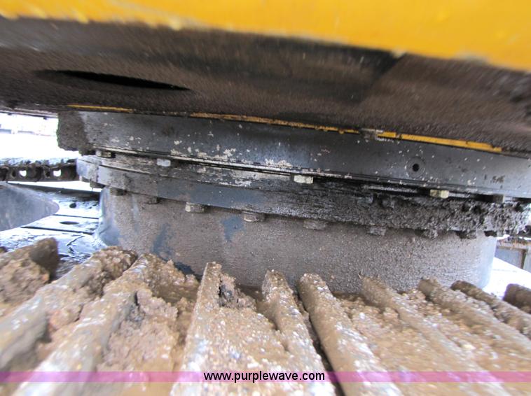 image for item B2067 2002 John Deere 200C LC excavator