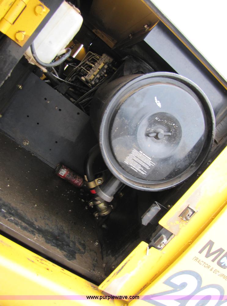 image for item B2067 2002 John Deere 200C LC excavator