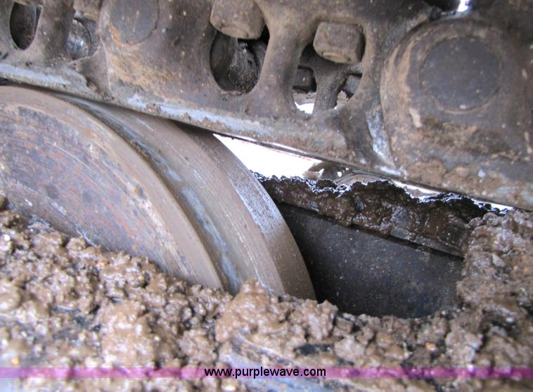 image for item B2067 2002 John Deere 200C LC excavator