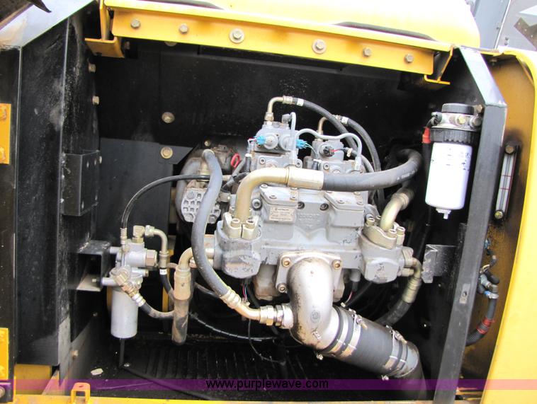 image for item B2067 2002 John Deere 200C LC excavator