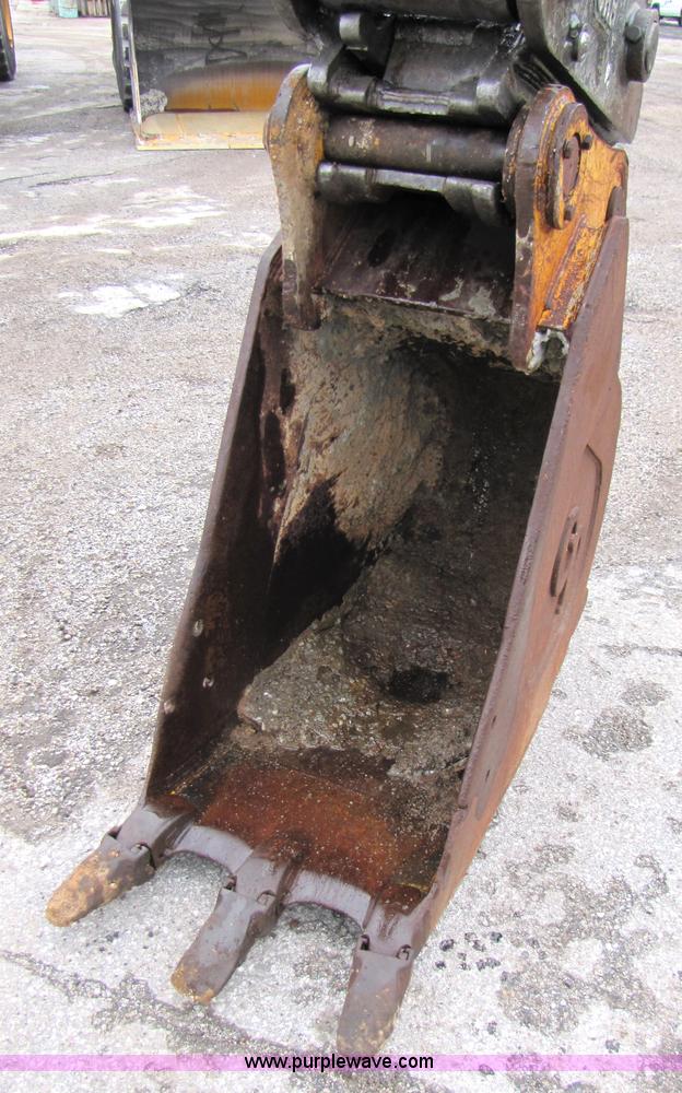 image for item B2067 2002 John Deere 200C LC excavator