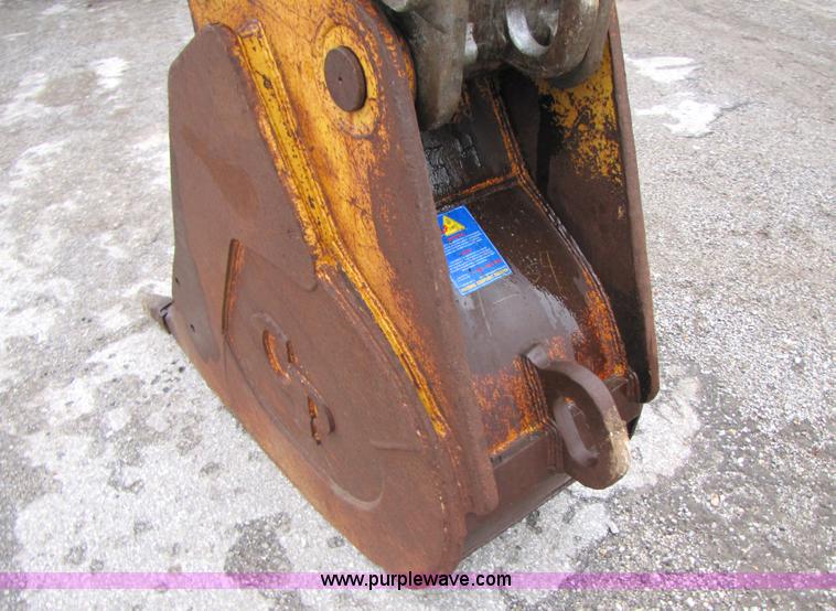 image for item B2067 2002 John Deere 200C LC excavator