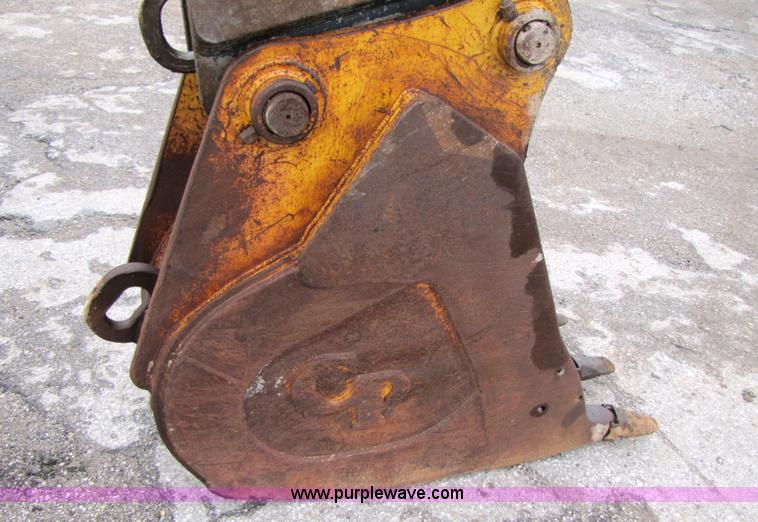 image for item B2067 2002 John Deere 200C LC excavator