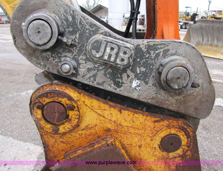 image for item B2067 2002 John Deere 200C LC excavator