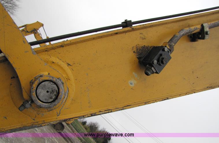 image for item B2067 2002 John Deere 200C LC excavator