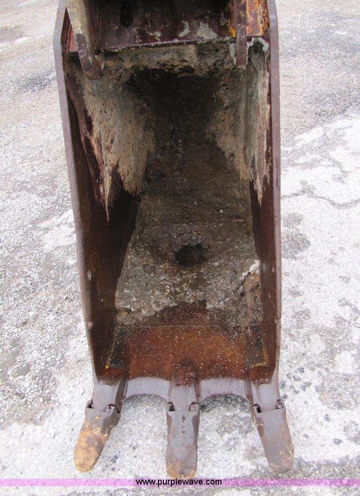 image for item B2067 2002 John Deere 200C LC excavator