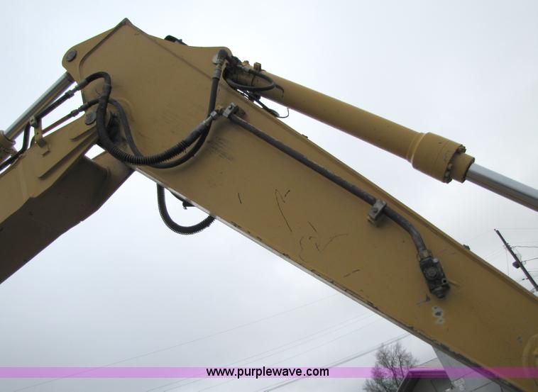 image for item B2067 2002 John Deere 200C LC excavator