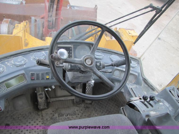 image for item B2073 1994 Volvo L150 wheel loader