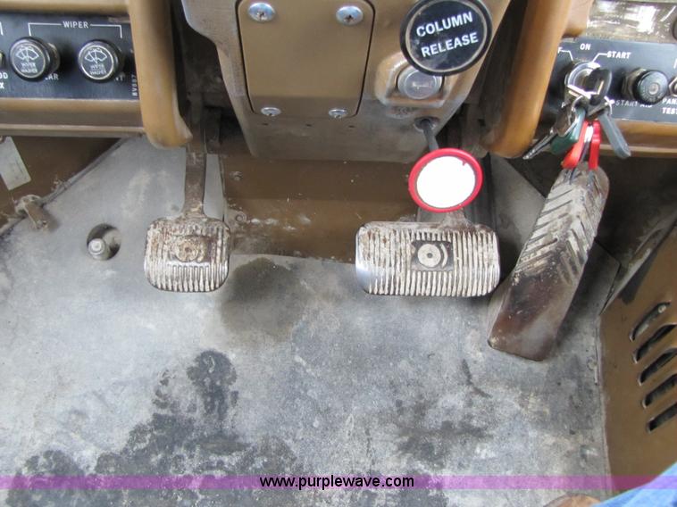 image for item B2093 1992 Caterpillar 988B wheel loader