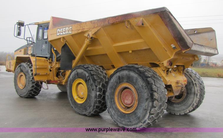 image for item B2110 2000 John Deere 350C 6x6 articulating dump truck