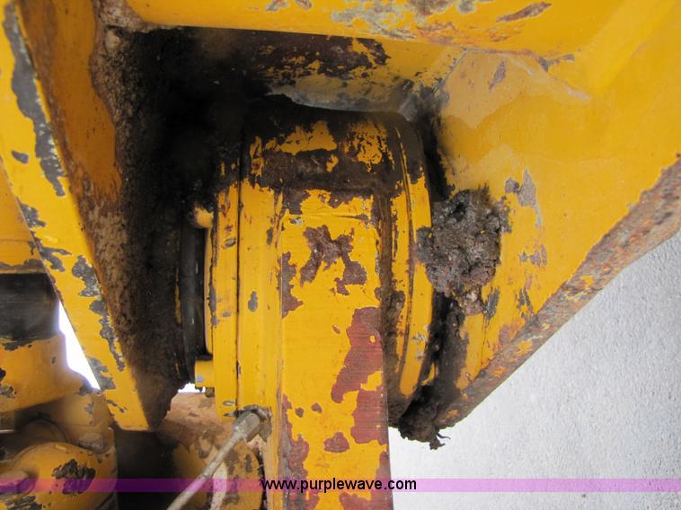 image for item B2110 2000 John Deere 350C 6x6 articulating dump truck