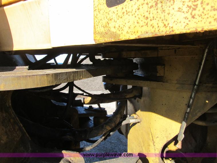 image for item B2116 1985 Caterpillar 966D wheel loader