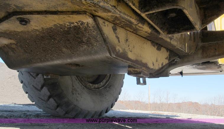 image for item B2116 1985 Caterpillar 966D wheel loader