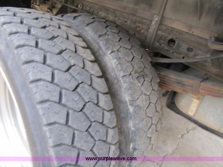 image for item B2149 2007 Ford F450 Super Duty flatbed delivery truck