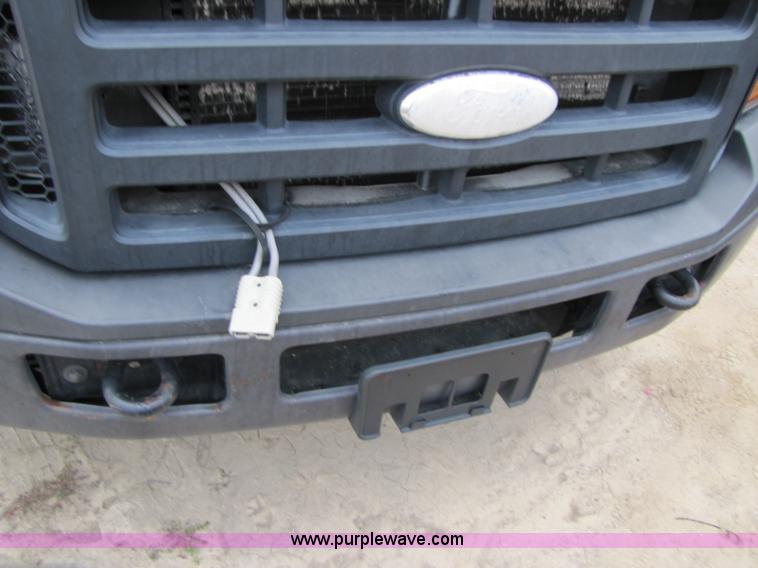 image for item B2149 2007 Ford F450 Super Duty flatbed delivery truck