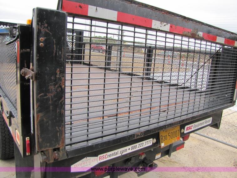 image for item B2149 2007 Ford F450 Super Duty flatbed delivery truck