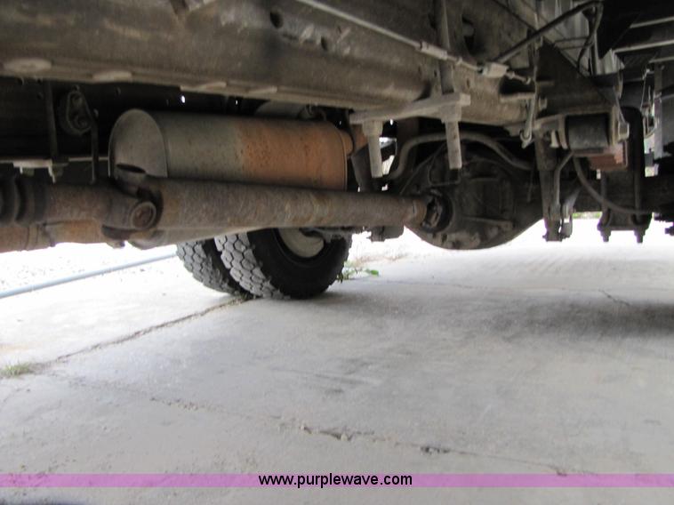 image for item B2149 2007 Ford F450 Super Duty flatbed delivery truck