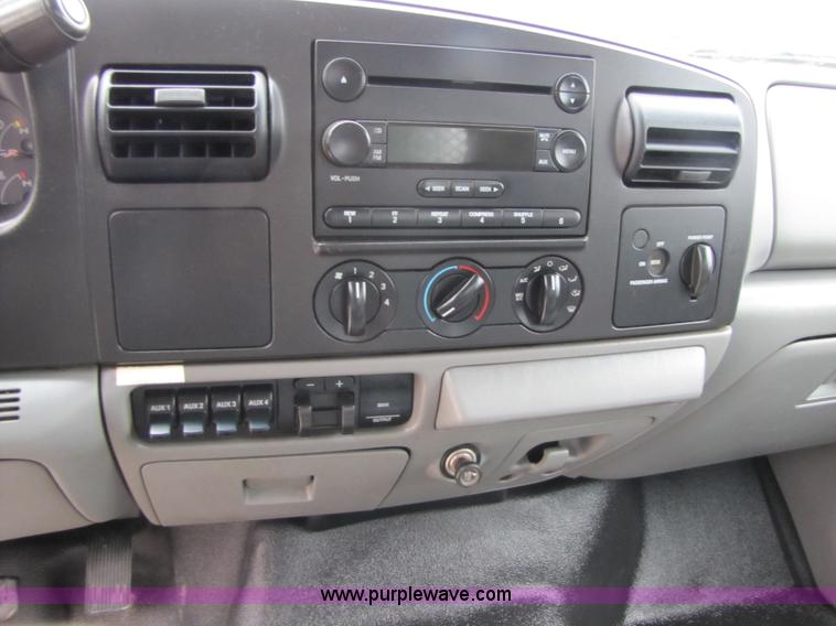 image for item B2149 2007 Ford F450 Super Duty flatbed delivery truck