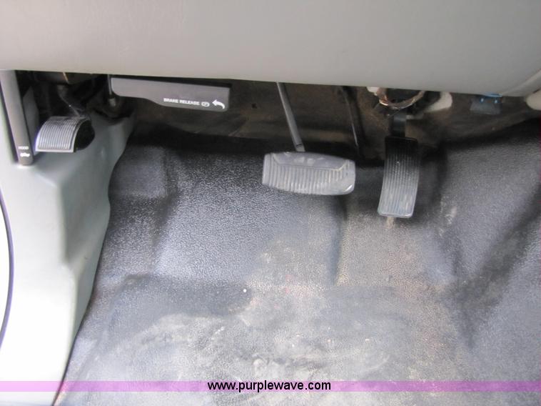 image for item B2149 2007 Ford F450 Super Duty flatbed delivery truck