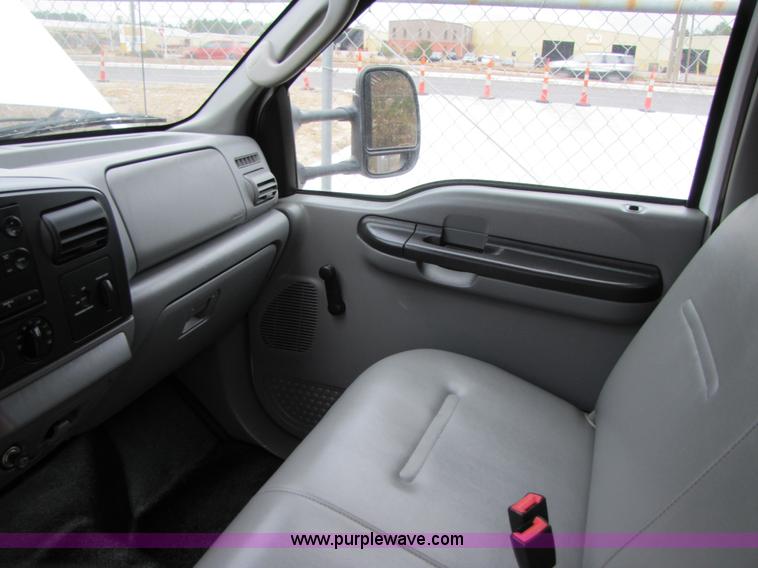 image for item B2149 2007 Ford F450 Super Duty flatbed delivery truck