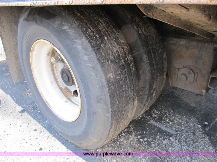 image for item B2562 2006 Trail King TK70HT hydra-tail trailer