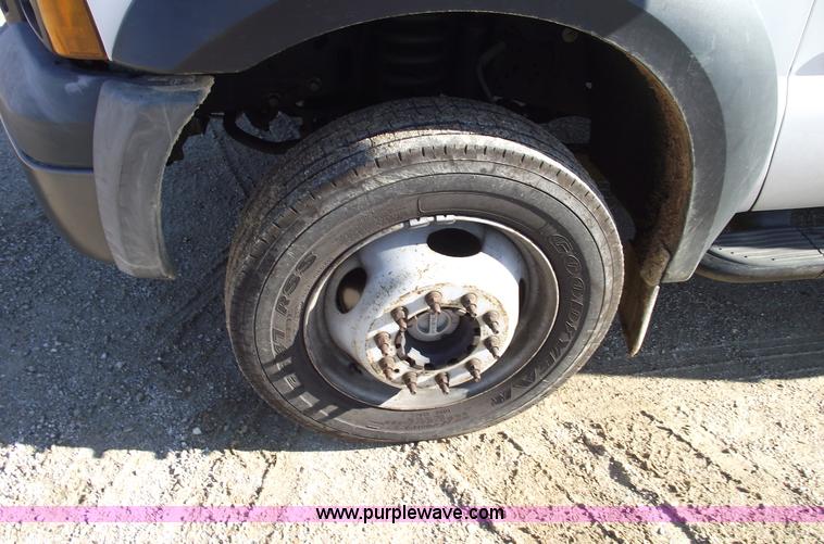 image for item C5931 2006 Ford F550 XL Super Duty pickup truck