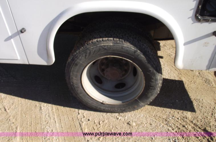 image for item C5931 2006 Ford F550 XL Super Duty pickup truck