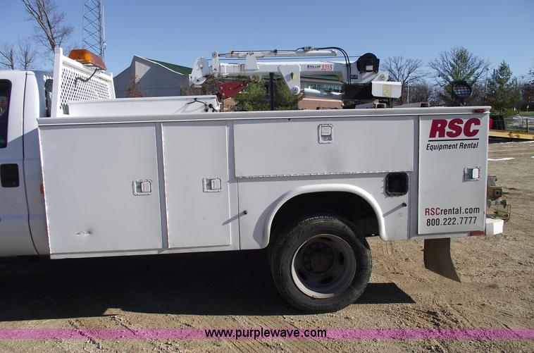 image for item C5931 2006 Ford F550 XL Super Duty pickup truck