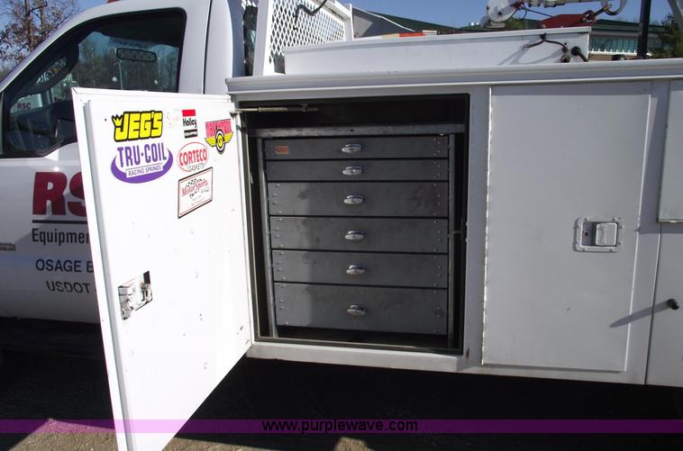 image for item C5931 2006 Ford F550 XL Super Duty pickup truck